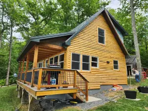 Weekly discounts avail. Get away at this New house on Lovejoy Pond in Albion
