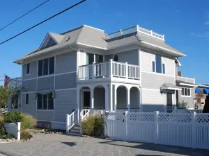 4 Bdrm with Pool, Beach Block Steps to Beach, Walk to Bay Village,Fantasy Island