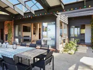 Luxury house with pool, fireplace and stunning Yarra Valley views