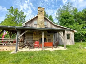 Peaceful historic log cabin getaway on 40 acres - NO cleaning fee!