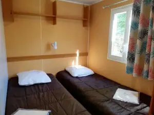 Camping Parc d'Audinac les Bains 3 étoiles - Piscine chauffée - Vue Montagne