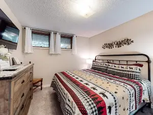 Two bedroom condo next to beginner slopes w/covered private patio
