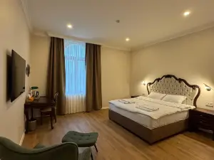 Promenaden Hotel