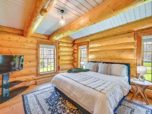 4 Mi to Dtwn Spacious Family Cabin in Jonesville!
