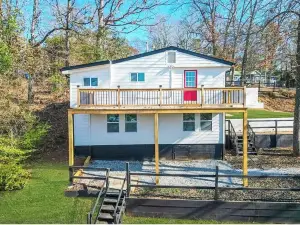Charming 3-BR/2-BA Waterfront Lake House