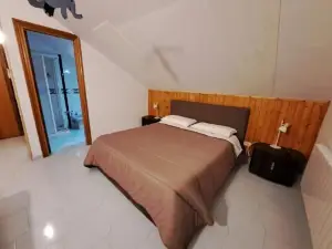 ไครอส บีแอนด์บี