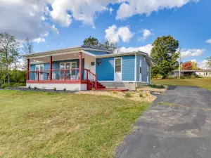 Hillsboro Hideaway w/ Private Hot Tub & Bunkhouse!