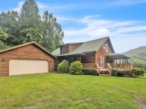 Cozy Mountain Retreat W/ Scenic Views 3 Bedroom Home by RedAwning