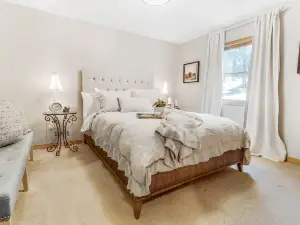 Quaint + Modern Lakeview Home on Sacandaga Lake