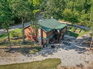 NEW! King Suites - HOT TUB – minutes to Lake/River