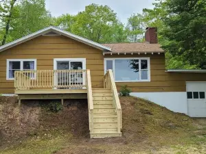 Ole’s Little Cove Cottage, waterfront, close to snowmobile & side by side trails