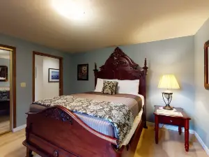 Dog-friendly home w/ bay views - easy access to the river & in-town convenience