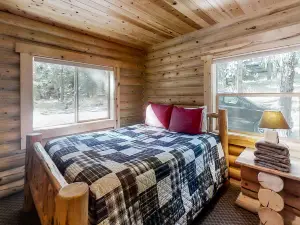 Custom-built log home w/ gas grill, free WiFi, deck, and private location