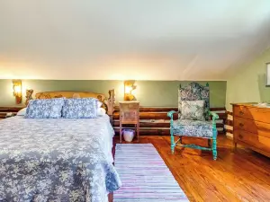 4 Mi to Historic District Calico Rock Cabin!