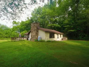 Cozy Cabin Retreat - Steps from White Potato Lake