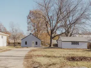 Walk to Cafe & Mall, One Mile to Dordt, Dog Theme