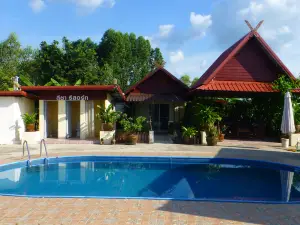2 Double Bedroom Pool Apartment with Extensive Kitchen Dining Room Wi-Fi Aircon