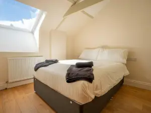 Charming 1-Bed Loft in Caerleon