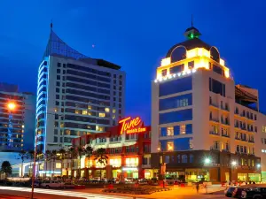 Courtyard Hotel 1Borneo