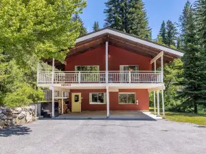 Maple Leaf Lodge 3 Bedroom Home by NW Comfy Cabins by RedAwning