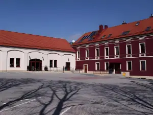 A' Propos Hotel, Restauracja, Club