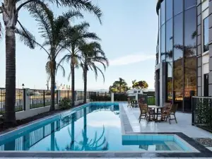 Pool & River Views - 600m to CBD