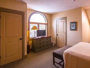 Spacious 2 Bed Condo at Crystal Mountain Resort