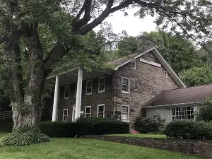 Historic home, serene patio, hiking; Minutes from Bedford Springs! Heated POOL!