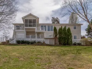 Lakefront home on Lake Barkley