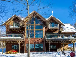 Luxury Lakeside Living with Sauna; Ski/Golf/Bike/Hike/Kayak