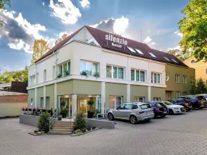 โฮเทล ซิเลนซิโอ