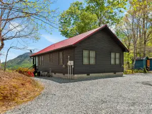 Mountain Views and Outdoor Fire Pit - Charming Getaway Retreat