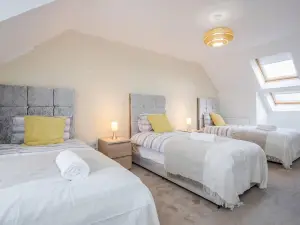 Spacious Stay I 5 Bdr House with Modern Amenities I Parking I WiFi