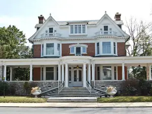 The Albanus Phillips Inn