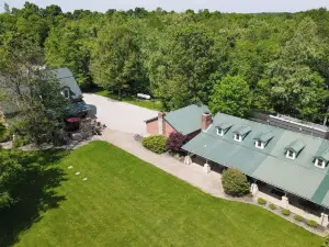 'Walhonding Woods' Secluded Farmland Retreat!