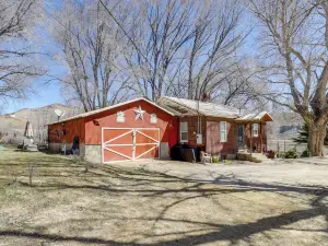 Cozy Helper Home w/ Fenced Yard, Pets Welcome
