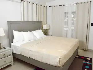 Luxurious 2-Bed Beachfront Suite - Private West Wing - Black River Landing Strip