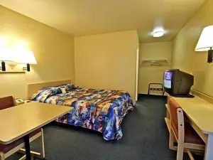Hilltop Inn & Suites
