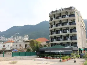 Holiday Suites Hotel & Beach Resort