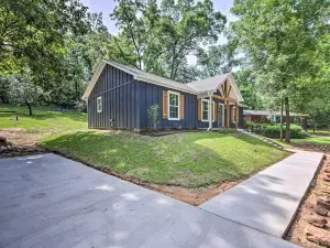 Stunning Avinger Retreat on Lake O the Pines