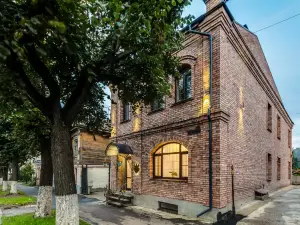 Zamok na Nikolskoy Gostevoy Dom