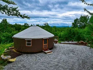 Cozy Luxury Mountain View Yurt! HOT TUB, WiFI, A/C and Shower!!