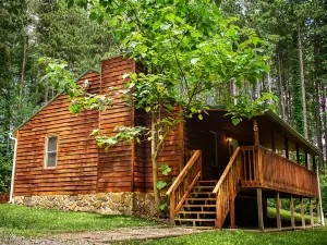 New River Gorge Cabin, hot tub and fireplace at the best area prices