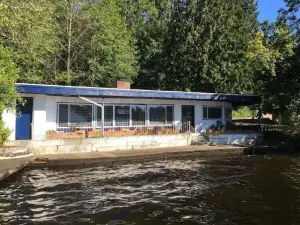 Unique Waterfront Cottage 34 Mi to Mt Rainier