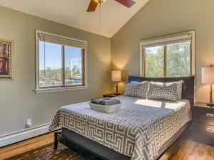 Private Entrance and Scenic Trail to Beach Access - Charming Getaway