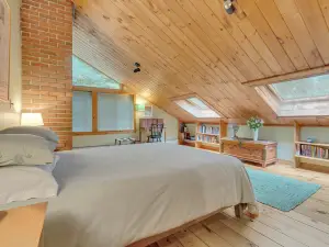 Family Friendly Kennebunk Pond Lakefront Retreat
