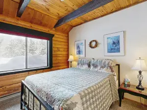 Beautiful Cabin on Nearly 2 Wooded Acres with Private Hot Tub - Dogs Welcome
