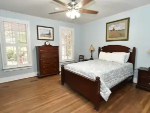 Charming 4-bedroom Farmhouse in Moncks Corner