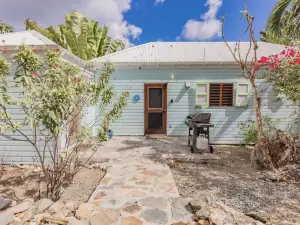 Bungalow Blue ~ 1 bedroom w/ AC in heart of Coral Bay