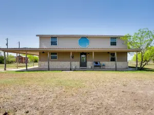 Pet-Friendly Cabin on 3 Acres 7 Mi to Uvalde!